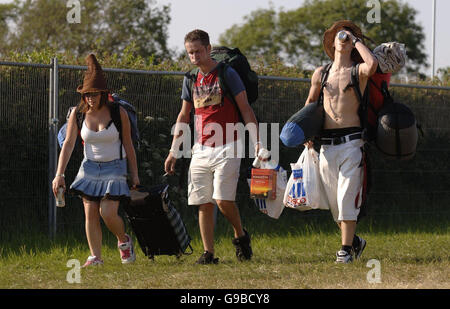 Festivalbesucher kommen am Vorabend des Isle of Wight Festivals im Seaclose Park in Newport an. Stockfoto