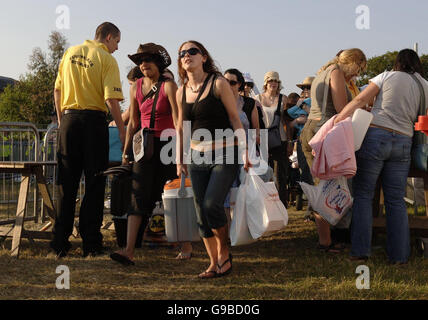 Festivalbesucher kommen im Seaclose Park in Newport zum Isle of Wight Festival an - dem jährlichen Musikevent, das an diesem Wochenende stattfindet. Stockfoto