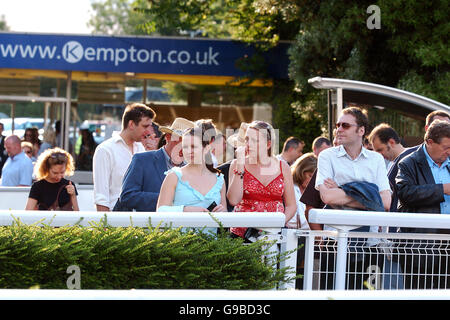 Pferderennen - Rock at the Races mit Starsailor - Kempton Park Racecourse. Racegoers schauen sich die Pferde im Paradering an Stockfoto