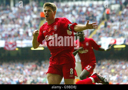 Liverpools Steven Gerrard feiert sein Tor beim FA Cup Finale gegen West Ham im Millennium Stadium, Cardiff. Stockfoto