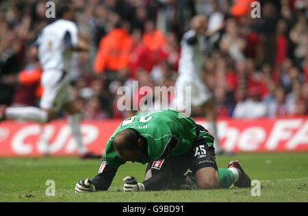 Liverpooler Torhüter Jose Reina reagiert, während West Ham ihre feiern Zweites Tor von Dean Ashton im Hintergrund Stockfoto