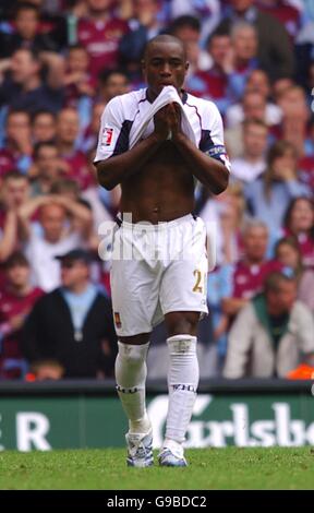 Fußball - FA Cup - Finale - Liverpool gegen West Ham United - Millennium Stadium. Nigel REO - Coker von West Ham United steht niedergeschlagen Stockfoto