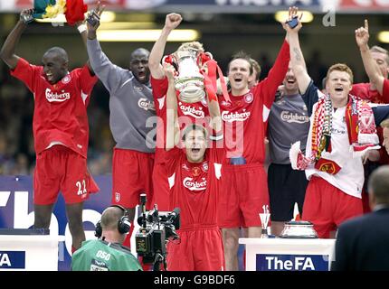 Fußball - FA Cup - Finale - Liverpool gegen West Ham United - Millennium Stadium. Steven Gerrard aus Liverpool hebt den FA Cup an Stockfoto