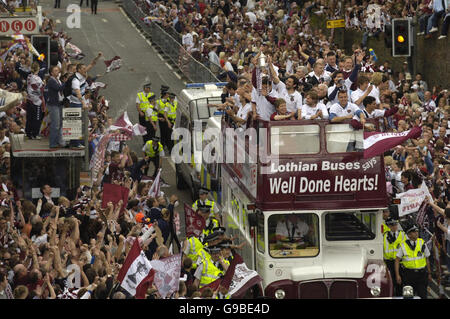 Herzen-Fußball-Nationalmannschaft feiern ihren schottischen Tennents Cup-Sieg mit einer Parade durch die Royal Mile in Edinburgh. Stockfoto