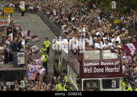 Herzen-Fußball-Nationalmannschaft feiern ihren schottischen Tennents Cup-Sieg mit einer Parade durch die Royal Mile in Edinburgh. Stockfoto