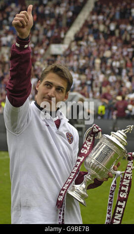 Hearts-Spieler Rudi Skacel hält den Pokal im Tynecastle Stadium, nachdem das Team durch Edinburghs Royal Mile marschierte, um den gestrigen Sieg über Gretna im Tennents Scottish Cup Finale zu feiern. Stockfoto