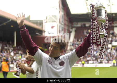 Hearts-Spieler Rudi Skacel hält den Pokal im Tynecastle Stadium, nachdem das Team durch Edinburghs Royal Mile marschierte, um den gestrigen Sieg über Gretna im Tennents Scottish Cup Finale zu feiern. Stockfoto