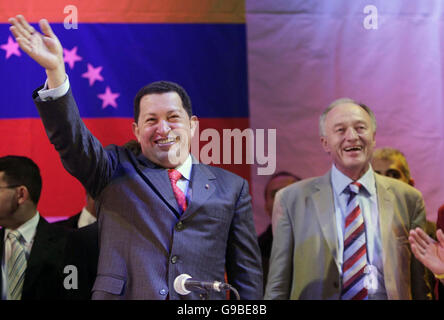 Präsident von Venezuela Hugo Chavez befasst sich mit Massen von Fans bei der Camden Centre in London nach der Begrüßung durch Bürgermeister Ken Livingstone.London WC1 nach London. Stockfoto