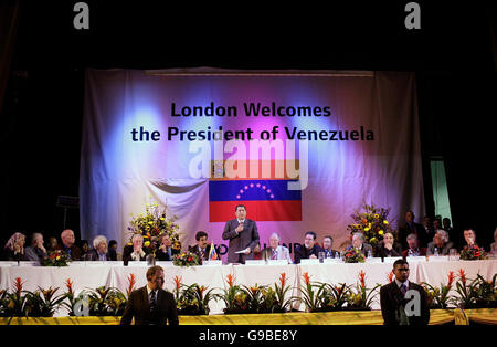 Präsident von Venezuela Hugo Chavez befasst sich mit Massen von Fans bei der Camden Centre in London nach der Begrüßung durch Bürgermeister Ken Livingstone.London WC1 nach London. Stockfoto