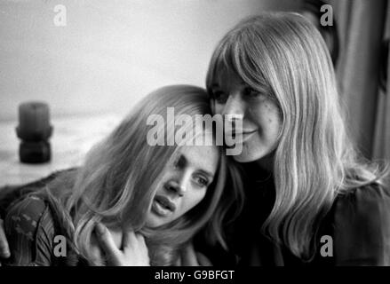 Britt Ekland (links) und Marianne Faithfull Proben in Britts Wohnung für ihre Rollen in August Stringbergs kraftvollem Drama "The Stronger", in dem beide in den gleichen Mann verliebt sind, einer seine Frau, der andere seine Geliebte. Stockfoto