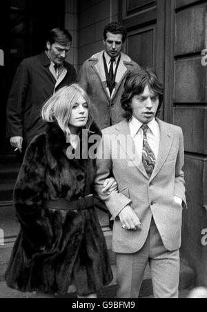 Mick Jagger, 25 Jahre alte Leadsängerin der Rolling Stones, und Marianne Faithfull, 22, in London, als sie am Marlborough Street Court auftreten sollten. Sie werden des Besitzes der Droge Cannabis in Cheyne Walk, Chelsea, London, beschuldigt. Stockfoto