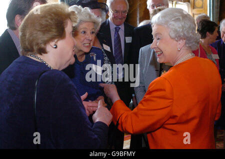 Queen Elizabeth II trifft Baroness Boothroyd und Patricia Routledge (links) - besser bekannt als Hyazinth in der TV-Sitcom, die weiterhin auftritt - im Blue Drawing Room des Buckingham Palace, während eines Empfangs für diejenigen, die „Beyond Sixty“ dienen. Stockfoto