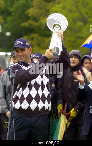 Der dänische Thomas Bjorn feiert mit seiner Trophäe nach dem Gewinn der Nissan Irish Open im Carton House, Co. Kildare, Irland. Stockfoto