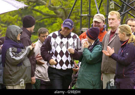 GOLF Irish Open. Der dänische Thomas Bjorn wird von Fans gratuliert, nachdem er die Nissan Irish Open im Carton House, Co. Kildare, Irland, gewonnen hat. Stockfoto