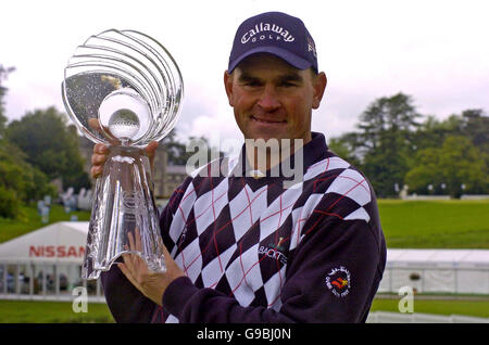 Der dänische Thomas Bjorn feiert mit seiner Trophäe nach dem Gewinn der Nissan Irish Open im Carton House, Co. Kildare, Irland. Stockfoto