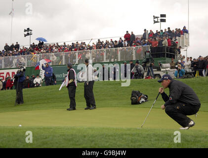 Am letzten Tag der Nissan Irish Open im Carton House, Co. Kildare, Irland, stellt sich der dänische Thomas Bjorn seinen letzten Schuss auf das 18. Loch vor. Stockfoto