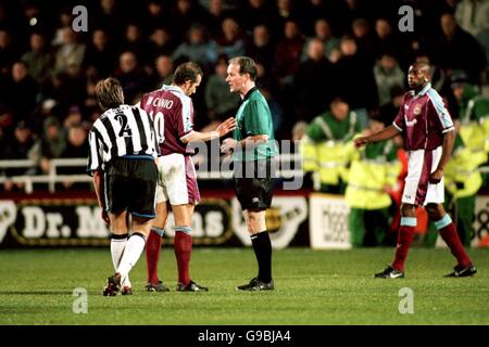 Fußball - FA Carling Premiership - West Ham United / Newcastle United. Der Kapitän von West Ham United, Paolo Di Canio, spricht mit seinem alten Freund Referee Paul Alcock nach einer fiesen Herausforderung gegen Kieron Dyer Stockfoto