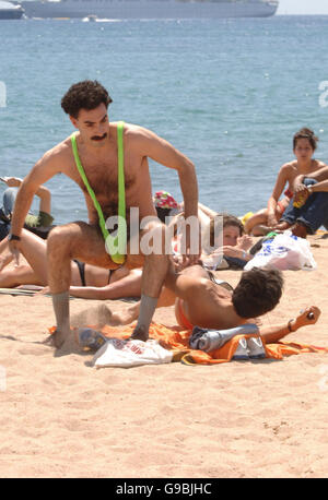 Sacha Baron Cohen/Borat posiert für Fotografen während der Fototermin für "Borat-The Film" am Strand von Cannes. Stockfoto