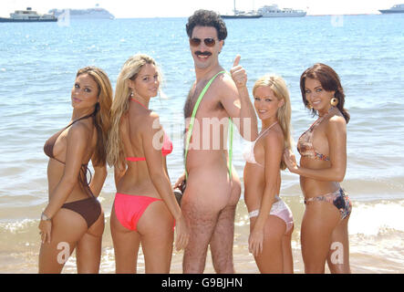 AP-AUSGANG. Sacha Baron Cohen/Borat posiert für Fotografen während der Fotocall für „Borat-the Movie“ am Strand in Cannes. Stockfoto