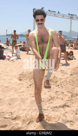 Sacha Baron Cohen/Borat posiert für Fotografen während der Fototermin für "Borat-The Film" am Strand von Cannes. Stockfoto