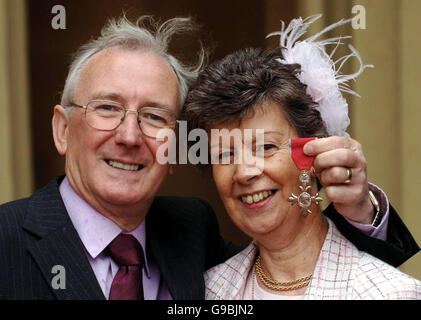 Richard Smith und seine Frau Joyce im Buckingham Palace, nachdem er seinen MBE von der britischen Königin Elizabeth II. Erhalten hatte Stockfoto