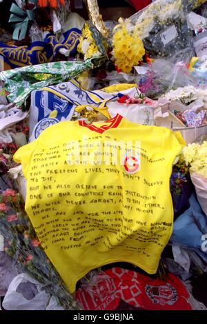 Fußball - Leeds United - Tribute an in Istanbul getötete Fans. Eine Botschaft der Sympathie auf einem Galatasaray-Hemd von einem türkischen Fan und seiner Frau an der Billy-Bremner-Statue von der Elland Road Stockfoto