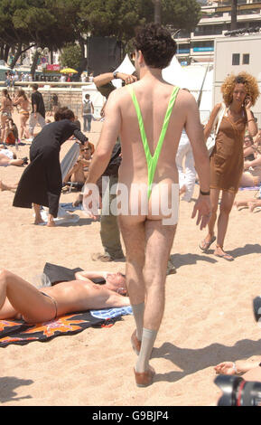 Sacha Baron Cohen/Borat posiert für Fotografen während der Fototermin für "Borat-The Film" am Strand von Cannes. Stockfoto