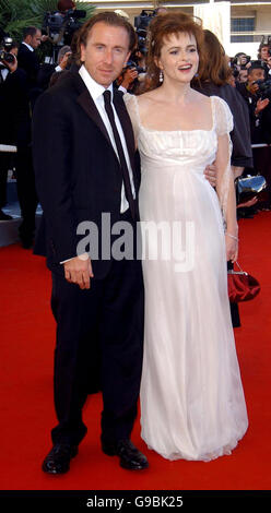 AP OUT: Tim Roth und Helena Bonham-Carter kommen zur Premiere von Marie Antoinette im Palais des Festivals während der 59. Filmfestspiele von Cannes in Frankreich an. Stockfoto