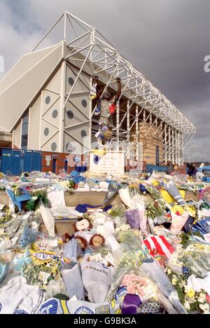 Fußball - Tribut an Leeds United Fans, die in Istanbul getötet wurden. Die Tribute um die Billy-Bremner-Statue an der Elland Road Stockfoto