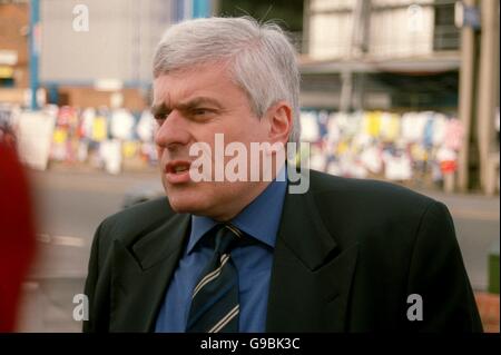 Der Vorsitzende von Leeds United, Peter Ridsdale, spricht vor den Ehrungen an der Elland Road mit den Medien, nachdem er die Entscheidung der UEFA gehört hatte, die zweite Etappe ihres UEFA-Pokalhalbfinales ohne Galatasaray-Fans zu spielen Stockfoto