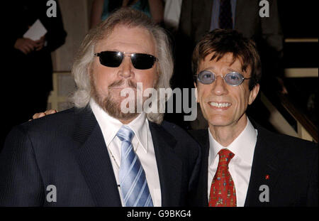 Barry Gibb (links) und Robin Gibb von den Bee Gees kommen zu den 51. Ivor Novello Awards im Grosvenor Hotel im Zentrum von London an. Stockfoto