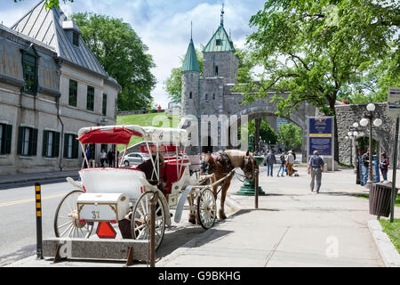 Alten Quebec City, Kanada. Eine Pferdekutsche erwartet Passagiere um die historische Stadt zu erkunden. Stockfoto