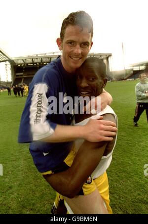 Charlton Athletic Kapitän Mark Kinsella (l) feiert den ersten Sieg Division Championship mit Chris Powell (r) Stockfoto