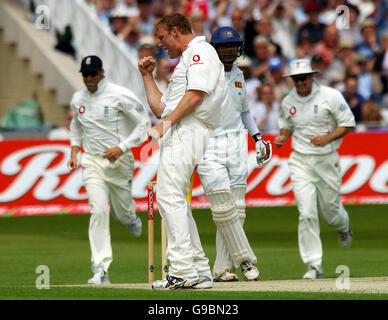 Der englische Andrew Flintoff feiert, nachdem er das Wicket von Kumar Sangakkara aus Sri Lanka für 36 Läufe genommen hat, die Geraint Jones beim dritten Npower-Testspiel in Trent Bridge, Nottingham, gefangen hatte. Stockfoto