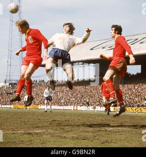 Wales-Chef Terry Yorath (l) geht klar von Englands Malcolm MacDonald (c) aus, beobachtet von Teamkollege Mike England (r) Stockfoto