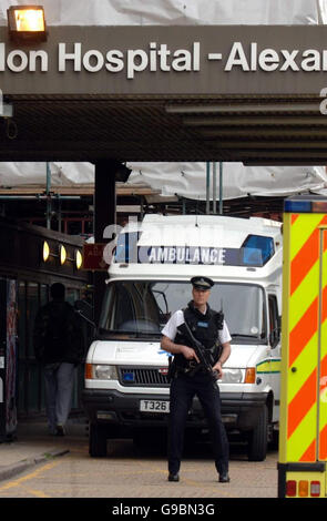 Ein bewaffneter Polizeibeamter bewacht die Außenseite des Royal London Hospital in Whitechapel, East London, wo vermutlich ein 23-jähriger Mann, der während einer Anti-Terror-Razzia angeschossen wurde, getroffen wurde. Stockfoto