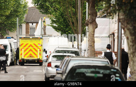 Ein Gerüst errichtet einen Bildschirm außerhalb 46 Lansdown Road, in Forest Gate, East London, die Szene einer Schießerei in den frühen Morgenstunden. Stockfoto