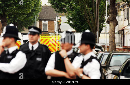 Ein Gerüst errichtet einen Bildschirm vor der Nummer 46, Lansdown Road, in Forest Gate, East London, der Szene einer Schießerei in den frühen Morgenstunden. Stockfoto