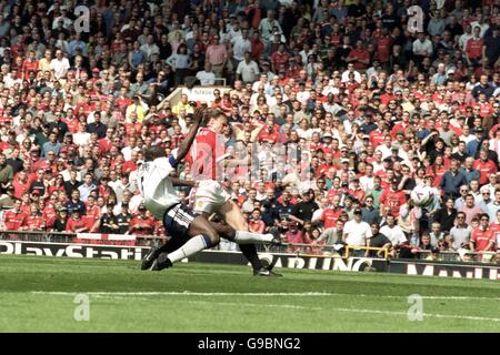 Teddy Sheringham (r) von Manchester United trifft trotzdem den dritten Treffer Ein verzweifelter Tackle aus Tottenham Hotspur's Sol Campbell (l) Stockfoto