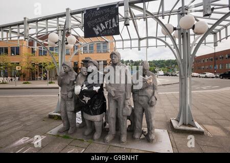 Warten auf die Überlandstraßenbahn - eine Skulpturensammlung, 1979 Cast Aluminium, im Stadtteil Fremont, Seattle, Washington. Die Skulptur besteht aus sechs Personen und einem Hund unter einem Schutz stehen und warten auf öffentlichen Verkehrsmitteln und ist oft von den Bewohnern verziert. Stockfoto