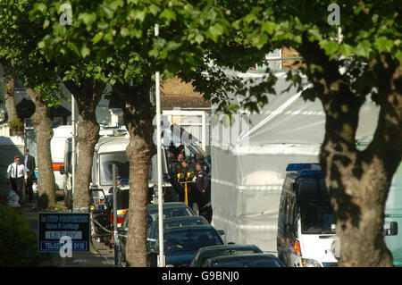 Die Polizei führt weiterhin eine Durchsuchung des Hauses durch, das bei einer bewaffneten Razzia ins Visier genommen wurde, was dazu führte, dass ein Mann nach dem Terrorism Act in Forest Gate im Osten Londons erschossen und verhaftet wurde. DRÜCKEN Sie VERBANDSFOTO. Bilddatum: Samstag, 3. Juni 2006. Der verletzte Verdächtige, 23, der sich im Krankenhaus erholt, und sein 20-jähriger Bruder wurden nach der Razzia, die gestern Morgen stattfand, festgenommen. DRÜCKEN SIE VERBANDSFOTO. Bildnachweis sollte lauten: Johnny Green/PA Stockfoto