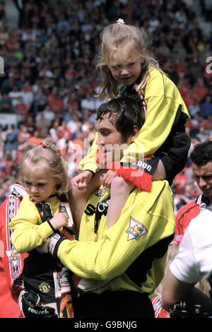 Fußball - FA Carling Premiership - Manchester United / Tottenham Hotspur. Manchester United Torwart Raimond van der Gouw feiert mit seinen Töchtern Stockfoto