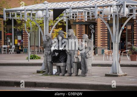 Warten auf die Überlandstraßenbahn - eine Skulpturensammlung, 1979 Cast Aluminium, im Stadtteil Fremont, Seattle, Washington. Die Skulptur besteht aus sechs Personen und einem Hund unter einem Schutz stehen und warten auf öffentlichen Verkehrsmitteln und ist oft von den Bewohnern verziert. Stockfoto