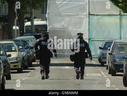 Die Polizei führt weiterhin eine Durchsuchung des Hauses durch, das bei einer bewaffneten Razzia ins Visier genommen wurde, was dazu führte, dass ein Mann nach dem Terrorism Act in Forest Gate im Osten Londons erschossen und verhaftet wurde. DRÜCKEN Sie VERBANDSFOTO. Bilddatum: Samstag, 3. Juni 2006. Der verletzte Verdächtige, 23, der sich im Krankenhaus erholt, und sein 20-jähriger Bruder wurden nach der Razzia, die gestern Morgen stattfand, festgenommen. Siehe PA Geschichte POLIZEI Terror. DRÜCKEN SIE VERBANDSFOTO. Bildnachweis sollte lauten: Johnny Green/PA Stockfoto