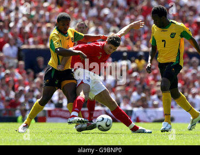 Der Engländer Steven Gerrard hält Jamaikas Jason Euell (links) während des Freundschaftssemesters im Old Trafford, Manchester, zurück. Stockfoto