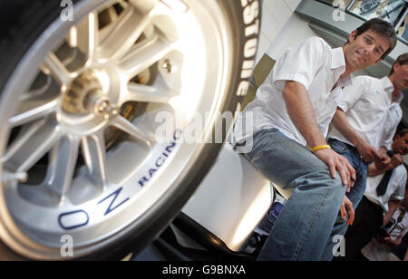 Williams F1-Fahrer Mark Webber mit neun Jahr alt mit Patricia Sendecka bei der Vorstellung des Philips Edition Smartouch XL Rasierapparat im Bluewater Shopping Centre. Stockfoto