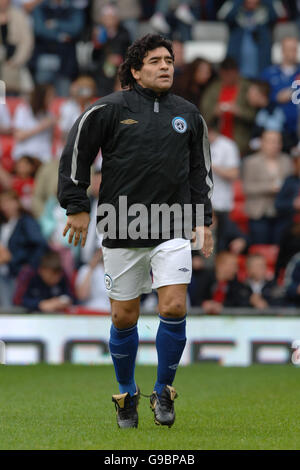 Diego Maradona während des Fußballspiels der UNICEF Soccer Aid Charity in Old Trafford, Manchester. Bild Datum: Samstag, 27. Mai 2006. Bildnachweis sollte lauten: Steve Parsons/PA Stockfoto