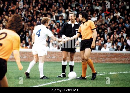 (L-R) die beiden Kapitäne, der Billy Bremner von Leeds United und Frank Munro von den Wolverhampton Wanderers, schütteln vor dem Spiel die Hände Stockfoto