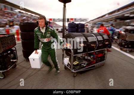 Ein Jaguar Mechaniker zieht ein Reifenträger auf den Startschuss vor dem Start des Rennens Stockfoto