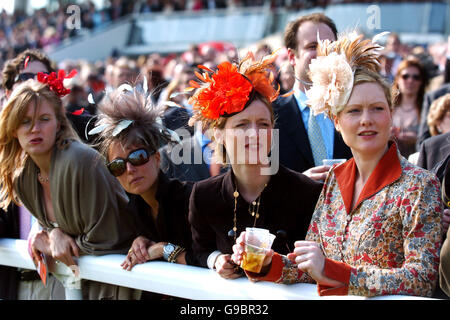 Pferderennen Sie - Vodafone Ladies Day - Epsom Downs Racecourse Stockfoto